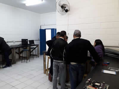 Aula de Eletro-Eletrônica em Pindamonhangaba